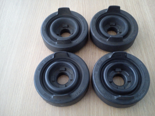 ยางปิดเบ้าโคมไฟหน้า Toyota Koito japan