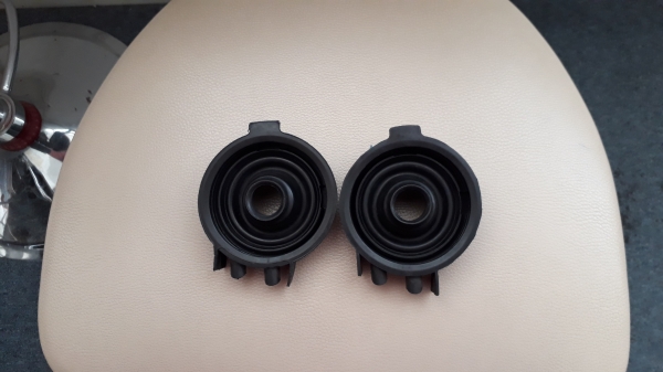 ยางปิดเบ้าโคมไฟหน้า Toyota Koito japan