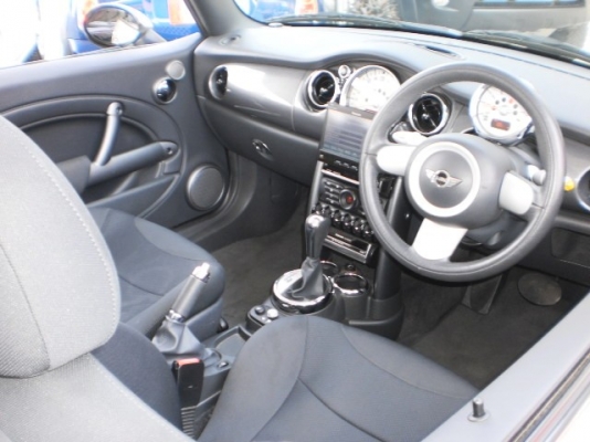 MINI COOPER 1.6 convertible ปี 2012 เกียร์ออโต้ สีขาวครีมเดิม ตัวtopสุด MINI COOPER 1.6 convertible ปี 2012 เกียร์ออโต้ สีขาวครีมเดิม ตัวtopสุด