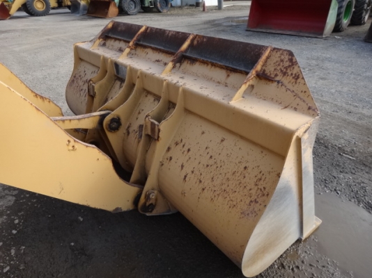 รถตักล้อยาง  ยี่ห้อ TCM L13  รถปี 2000 (เทียบเท่า WA100-3) สภาพสวยจัด ใช้งานน้อย 900 ชั่วโมง แขนยาวพิเศษจากห้าง  โทร.081-373-0559