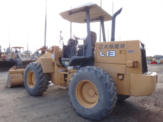 รถตักล้อยาง  ยี่ห้อ TCM L13  รถปี 2000 (เทียบเท่า WA100-3) สภาพสวยจัด ใช้งานน้อย 900 ชั่วโมง แขนยาวพิเศษจากห้าง  โทร.081-373-0559