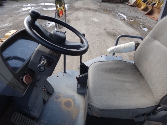 รถตักล้อยาง  ยี่ห้อ TCM L13  รถปี 2000 (เทียบเท่า WA100-3) สภาพสวยจัด ใช้งานน้อย 900 ชั่วโมง แขนยาวพิเศษจากห้าง  โทร.081-373-0559