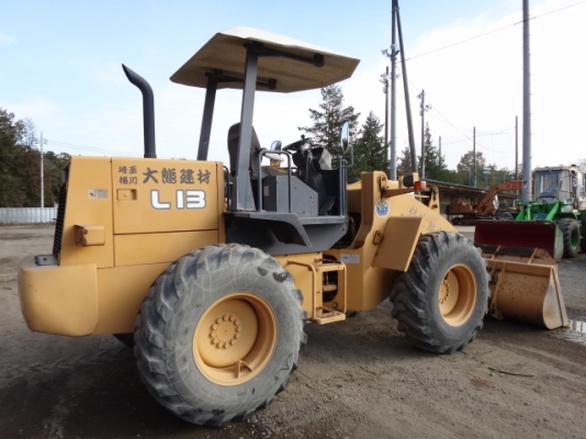 รถตักล้อยาง  ยี่ห้อ TCM L13  รถปี 2000 (เทียบเท่า WA100-3) สภาพสวยจัด ใช้งานน้อย 900 ชั่วโมง แขนยาวพิเศษจากห้าง  โทร.081-373-0559