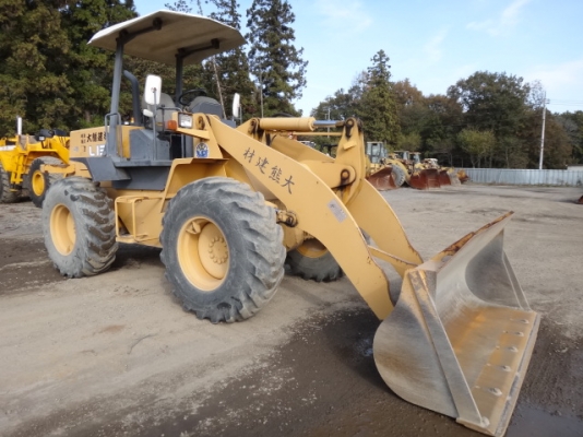 รถตักล้อยาง  ยี่ห้อ TCM L13  รถปี 2000 (เทียบเท่า WA100-3) สภาพสวยจัด ใช้งานน้อย 900 ชั่วโมง แขนยาวพิเศษจากห้าง  โทร.081-373-0559