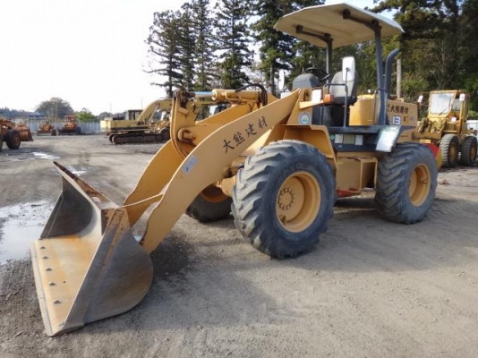 รถตักล้อยาง  ยี่ห้อ TCM L13  รถปี 2000 (เทียบเท่า WA100-3) สภาพสวยจัด ใช้งานน้อย 900 ชั่วโมง แขนยาวพิเศษจากห้าง  โทร.081-373-0559