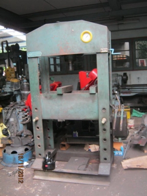 เครื่องอัด 60 ตัน TMC