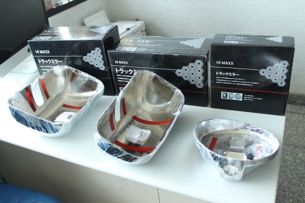 ฝาโครเมียม Hino MEGA - Profia แท้ 3 ชิ้น ฝาโครเมียม Hino MEGA - Profia แท้ 3 ชิ้น