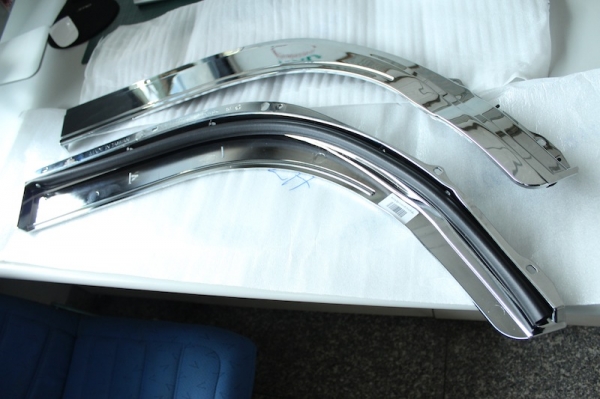 ขอบ ประตูโครเมี่ยม Isuzu NPR NKR แท้ ขอบ ประตูโครเมี่ยม Isuzu NPR NKR แท้