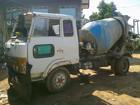 HINO FD 185 HP HO7C รถหกล้อโม่ปูน 3 คิว สภาพดีพร้อมใช้งานได้เลยครับ ช่วงล่างคัชซีสวยไม่มีผุ เครื่องแห้งแรงดี ภายในครบ พวงมาลัยเพาเวอร์ ยางสภาพดี 60\% พร้อมใช้งาน เอกสารเล่มทะเบียนมีครบพร้อมครับ