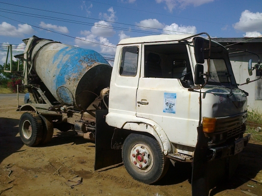 HINO FD 185 HP HO7C รถหกล้อโม่ปูน 3 คิว สภาพดีพร้อมใช้งานได้เลยครับ ช่วงล่างคัชซีสวยไม่มีผุ เครื่องแห้งแรงดี ภายในครบ พวงมาลัยเพาเวอร์ ยางสภาพดี 60\% พร้อมใช้งาน เอกสารเล่มทะเบียนมีครบพร้อมครับ