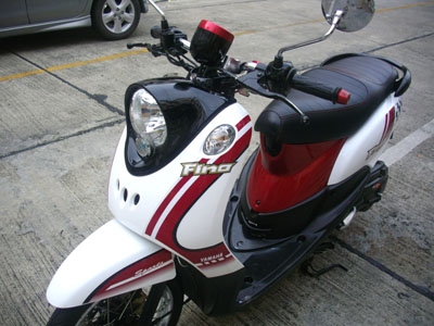 ขายNew Fino ปี 2012 เกย์แยก ลาย Sports รถ 6 เดือน ไมล์แท้ 6940 กม. เครื่องเดิมๆ สภาพสวย สีขาว แดง