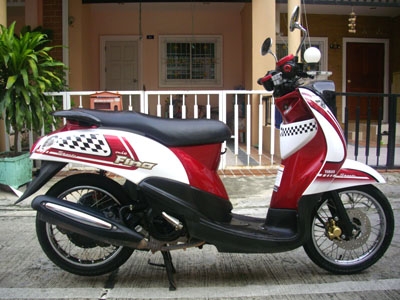 ขายNew Fino ปี 2012 เกย์แยก ลาย Sports รถ 6 เดือน ไมล์แท้ 6940 กม. เครื่องเดิมๆ สภาพสวย สีขาว แดง