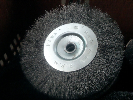 ล้อแปรงลวดขัด เอาไปใส่แกนของแท่นหินเจียร๋