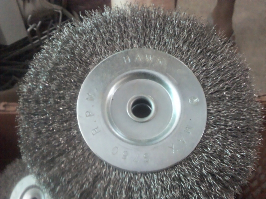 ล้อแปรงลวดขัด เอาไปใส่แกนของแท่นหินเจียร๋