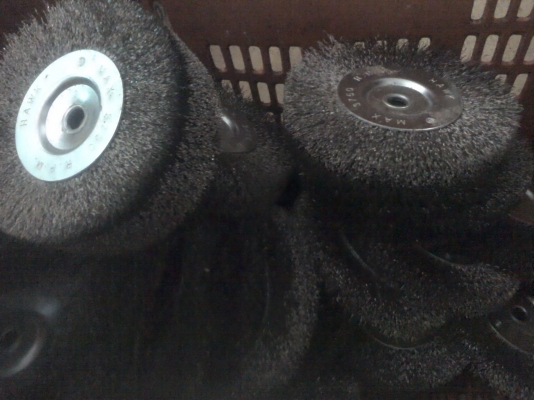 ล้อแปรงลวดขัด เอาไปใส่แกนของแท่นหินเจียร๋