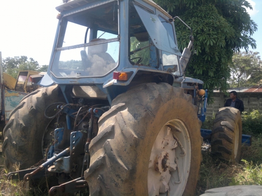 ขายรถไถร์ FORD 8210 ขับเครื่อน 4 ล้อ 2 เพลา สภาพพร้อมใช้