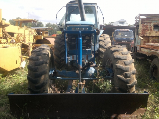 ขายรถไถร์ FORD 8210 ขับเครื่อน 4 ล้อ 2 เพลา สภาพพร้อมใช้