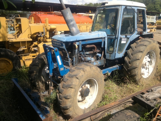 ขายรถไถร์ FORD 8210 ขับเครื่อน 4 ล้อ 2 เพลา สภาพพร้อมใช้