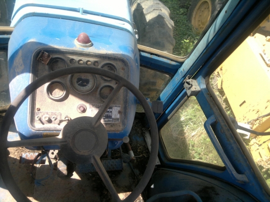 ขายรถไถร์ FORD 8210 ขับเครื่อน 4 ล้อ 2 เพลา สภาพพร้อมใช้