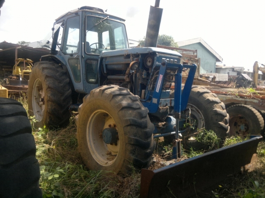 ขายรถไถร์ FORD 8210 ขับเครื่อน 4 ล้อ 2 เพลา สภาพพร้อมใช้