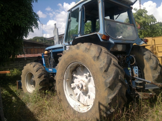 ขายรถไถร์ FORD 8210 ขับเครื่อน 4 ล้อ 2 เพลา สภาพพร้อมใช้