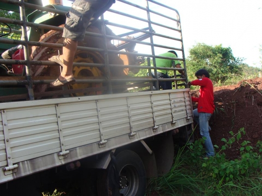 บริการขนส่ง รถไถ ด้วยรถบรรทุก6-10 เทเลอร์ ทุกขนาด084-8175241