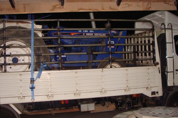 บริการขนส่ง รถไถ ด้วยรถบรรทุก6-10 เทเลอร์ ทุกขนาด084-8175241