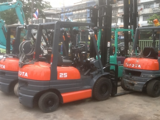 รถยกโตโยต้ารุ่น 6 เสาสูง 4 เมตร เกียร์ออโต้ เครื่องยนต์เบนซินติดแก๊สจากนอก สภาพสวยพร้อมใช้งานได้เลย