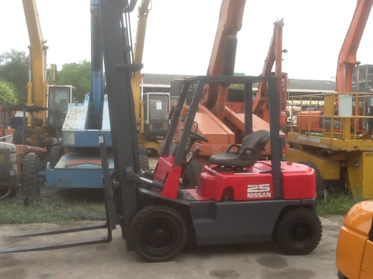 ขายด่วนๆ รถยกนิสสัน 2.5 ตัน เครื่องดีเซล เสาสูง 4.5 เมตร เกียร์ธรรมดา สภาพพร้อมใช้งานได้เลย เครื่องดี เกียร์ดี ระบบสมบูรณ์