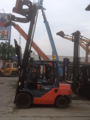 รถยกโตโยต้ารุ่น 8 เสาสูง 4 เมตร เครื่องเบนซินติดแก๊สจากนอก เกียร์ออโต้ สภาพพร้อมใช้งานได้เลย