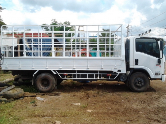 ISUZU ELF NPR 150 HP EURO2 ปี 52 กระบะคอกเหล็กยาว 5.30 เมตร เครื่องแรงดีภายในสวย แอร์ พวงมาลัยเพาเวอร์ ช่วงล่างคัชซีสวย ยางสภาพดี 80\% พร้อมใช้งาน ทะเบียนภาษีครบไม่มีขาดพร้อมโอนครับ