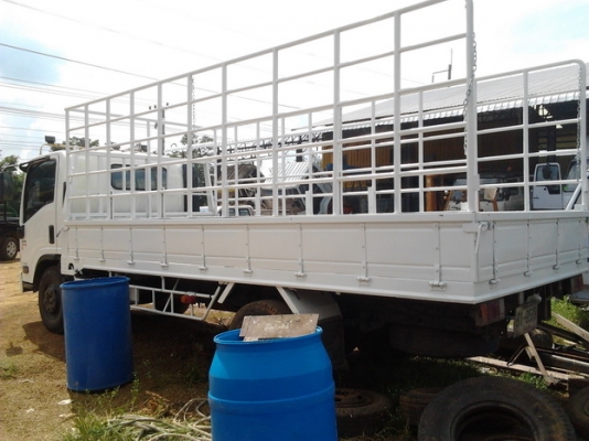 ISUZU ELF NPR 150 HP EURO2 ปี 52 กระบะคอกเหล็กยาว 5.30 เมตร เครื่องแรงดีภายในสวย แอร์ พวงมาลัยเพาเวอร์ ช่วงล่างคัชซีสวย ยางสภาพดี 80\% พร้อมใช้งาน ทะเบียนภาษีครบไม่มีขาดพร้อมโอนครับ