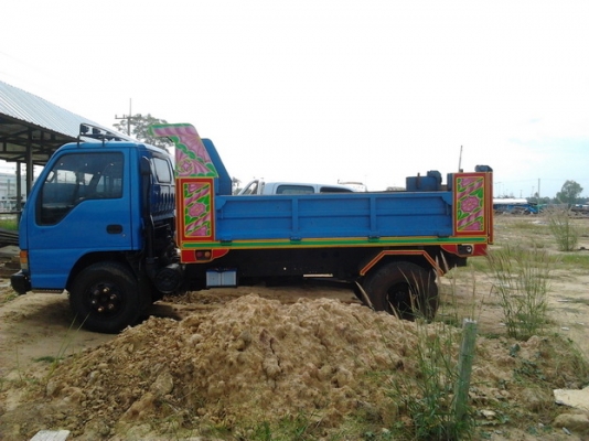 ISUZU NPR 130 HP TURBO 4HG1 หกล้อดั๊มพ์ กระบะดั๊มพ์เหล็ก 4 ตันยิงหน้ายาว 3.60 เมตร เครื่องดีภายในเก๋งสวยครบ แอร์ พวงมาลัยเพาเวอร์ ช่วงล่างเฟืองท้ายใหญ่ คัชซีไม่มีดาม ยาง 8.25 ขอบ 16 สภาพดี 70\% เอกสารเล่มทะเบียนครบพร้อมโอนครับ