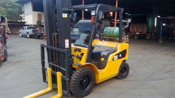 รถยก CATTERPILLAR น้ำหนักยก 2.5 ตัน เสาสูง 5 เมตร เครื่องเบนซินติดแก๊ส เกียร์ออโต้