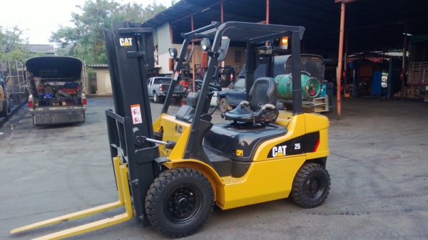 รถยก CATTERPILLAR น้ำหนักยก 2.5 ตัน เสาสูง 5 เมตร เครื่องเบนซินติดแก๊ส เกียร์ออโต้