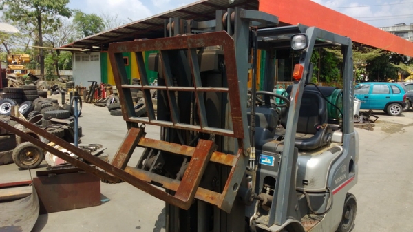 รถยกนิสสัน 1.5 ตัน เสาสูง 4.5 เมตร งาเทได้ เกียร์ธรรมดา เครื่องเบนซินติดแก๊ส