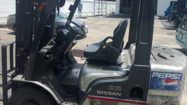 ฝากขายด่วนๆ รถยก นิสสัน 2.5 ตัน เสาสูง 3 เมตร เครื่องดีเซล เกียร์ออโต้