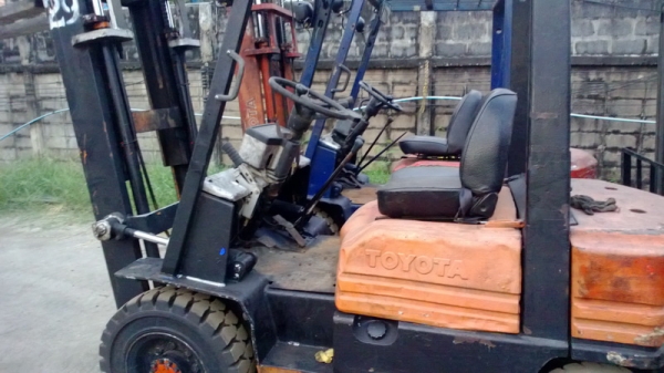 ขายถูกๆ รถยกโตโยต้ารุ่น 5 น้ำหนักยก 2 ตัน เสาสูง 3 เมตร เครื่องดีเซล เกียร์ธรรมดา