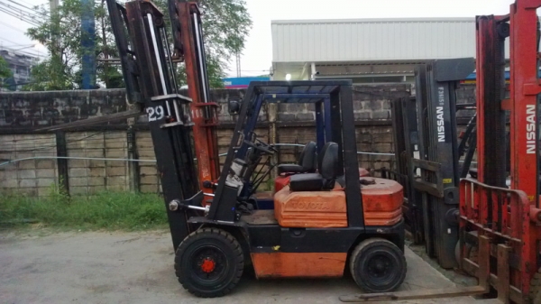 ขายถูกๆ รถยกโตโยต้ารุ่น 5 น้ำหนักยก 2 ตัน เสาสูง 3 เมตร เครื่องดีเซล เกียร์ธรรมดา