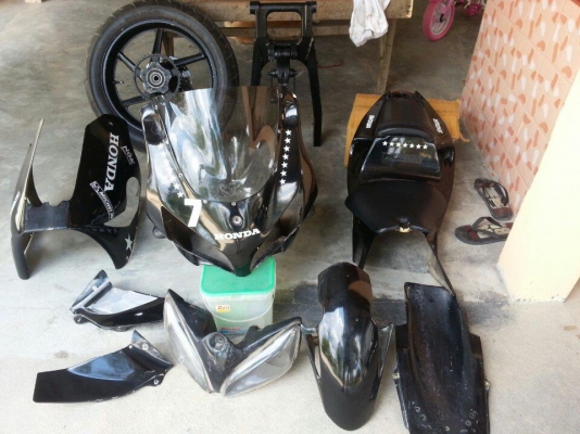 ขาย แฟริ่งใส่ CBR - VFR สีดำลายดำและ อระไหร่ต่างๆๆด้านให้ครับ