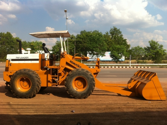 ขายด่วน KOMATSU 510 เครื่องยต์ฟิตใหม่ ระบบเบรคใหม่ ยางใหม่ 4 เส้น เกียร์ดี ทอร์คดี ทำสีใหม่ ต่อแขน ขยายบุ้งกี๋แล้ว สภาพพร้อมใช้งานได้ทันที จัดส่งฟรีทั่วประเทศ ราคาคุยกับเข้าของโดยตรง