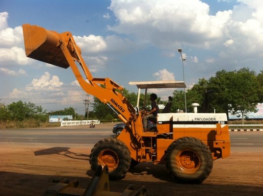 ขายด่วน KOMATSU 510 เครื่องยต์ฟิตใหม่ ระบบเบรคใหม่ ยางใหม่ 4 เส้น เกียร์ดี ทอร์คดี ทำสีใหม่ ต่อแขน ขยายบุ้งกี๋แล้ว สภาพพร้อมใช้งานได้ทันที จัดส่งฟรีทั่วประเทศ ราคาคุยกับเข้าของโดยตรง