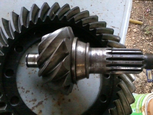 ขายเฟืองท้าย HINO   ราคา 4000 โทร 089-4332135