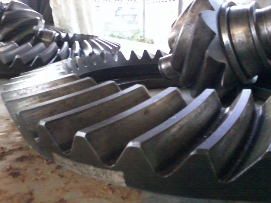 ขายเฟืองท้าย HINO   ราคา 4000 โทร 089-4332135