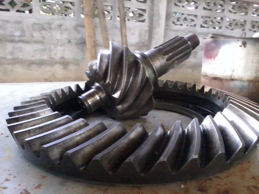 ขายเฟืองท้าย HINO   ราคา 4000 โทร 089-4332135