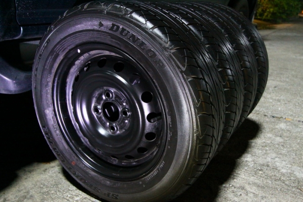 กะทะ14 4รู100 ดุมกลางใหญ่ + ยาง DUNLOP 185/65/14 ปี09