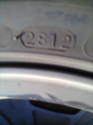 ขายยางพร้อมแม็ก 6 รู ขอบ 17 ยางMAXXIS 215/55R17 ยางสัปดาห์ที่ 28ปี12 สวยๆ จำนวน 1 ชุด