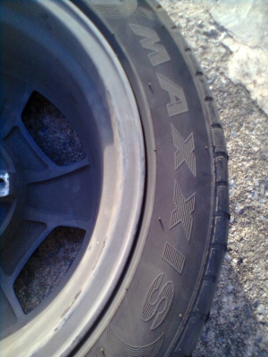 ขายยางพร้อมแม็ก 6 รู ขอบ 17 ยางMAXXIS 215/55R17 ยางสัปดาห์ที่ 28ปี12 สวยๆ จำนวน 1 ชุด