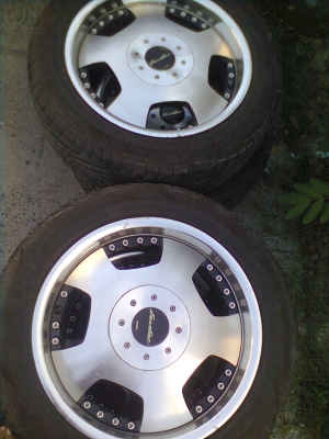 ขายยางพร้อมแม็ก 6 รู ขอบ 17 ยางMAXXIS 215/55R17 ยางสัปดาห์ที่ 28ปี12 สวยๆ จำนวน 1 ชุด