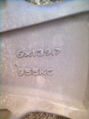 ขายยางพร้อมแม็ก 6 รู ขอบ 17 ยางMAXXIS 215/55R17 ยางสัปดาห์ที่ 28ปี12 สวยๆ จำนวน 1 ชุด